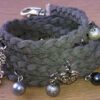 Faux suede armband Joanna met glasparels grijs