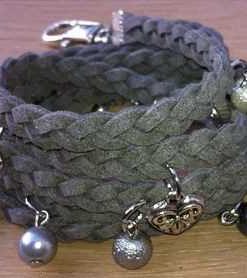 Faux suede armband Joanna met glasparels grijs