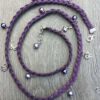 Faux suede armband Joanna met glasparels paars