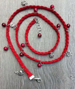 Faux suede armband Joanna met glasparels rood