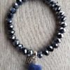 Armband Yara van blauw facet glaskralen en blauw pompon