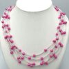 Korte ketting met verzilverde buisjes en fuchsia glasparels