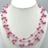 Korte ketting met verzilverde buisjes en fuchsia glasparels