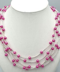 Korte ketting met verzilverde buisjes en fuchsia glasparels