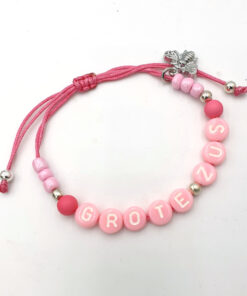 Ibiza armband met naam roze met bijtje zus
