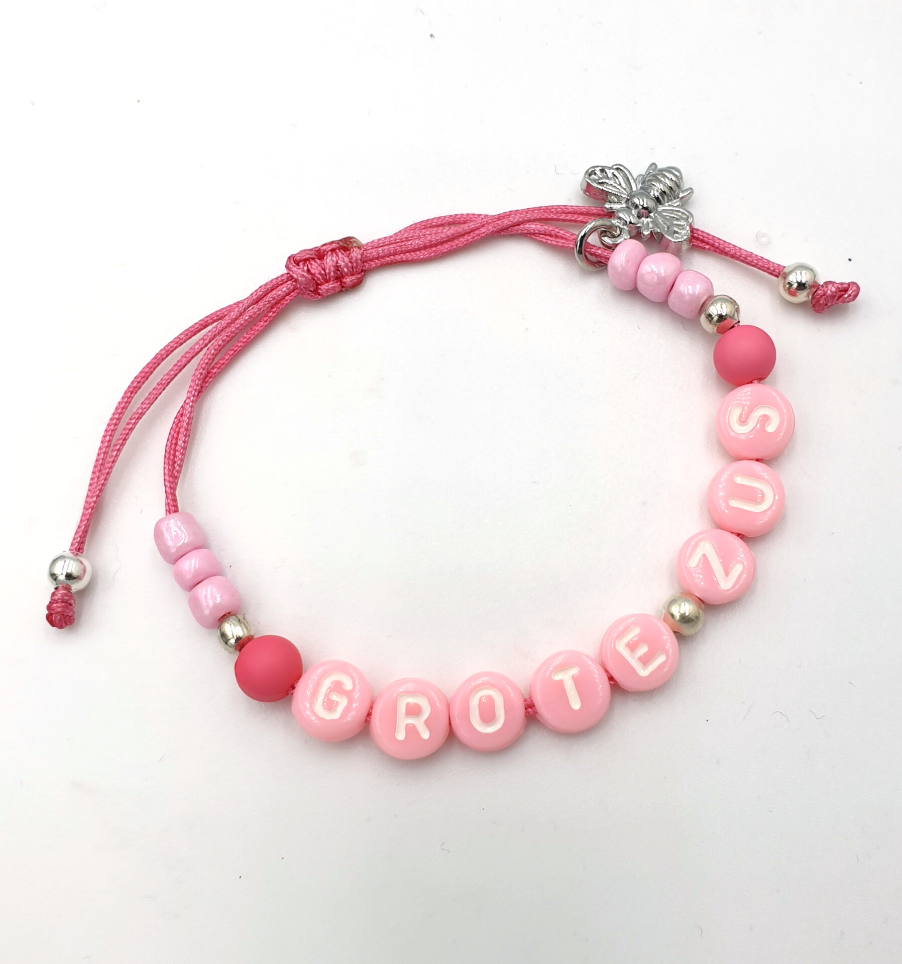 Derbevilletest renderen Purper Ibiza armband met naam roze met bijtjes bedel.