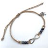 Infinty armbandje beige antraciet met droomboom bedel. Deze hippe armbandjes Infinity zijn een echte must-have! Je zomerse look is compleet met dit armbandje. Het bandje is gemaakt van satijn draad met een Infinity droomboom bedel. Door de knooptechniek is het armbandje verstelbaar. Materiaal: satijn draad Voor meer Ibiza armbandjes zie: http://www.sieradenwebshop.com/WPsws/product-categorie/alle-sieraden/armbanden/ibiza-armbandjes/