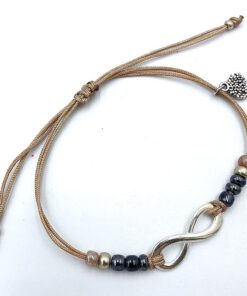 Infinty armbandje beige antraciet met droomboom bedel. Deze hippe armbandjes Infinity zijn een echte must-have! Je zomerse look is compleet met dit armbandje. Het bandje is gemaakt van satijn draad met een Infinity droomboom bedel. Door de knooptechniek is het armbandje verstelbaar. Materiaal: satijn draad Voor meer Ibiza armbandjes zie: https://www.sieradenwebshop.com/WPsws/product-categorie/alle-sieraden/armbanden/ibiza-armbandjes/