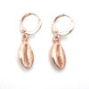 Oorbellen met Kauri schelp hanger rose goud