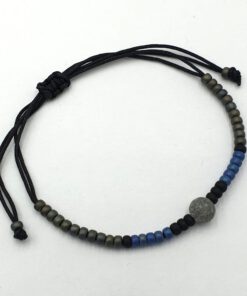 Verstelbare Ibiza armband zwart, grijs en jeansblauw met kraal van matte agaat.