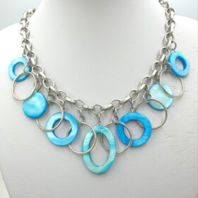 Unieke ketting van jasseron met schelpenhangers in aqua. Hier wordt maar 1 exemplaar van gemaakt.