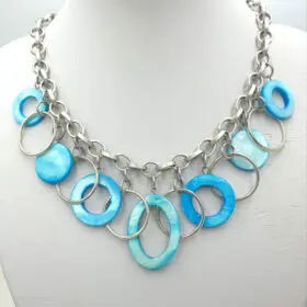 Unieke ketting van jasseron met schelpenhangers in aqua. Hier wordt maar 1 exemplaar van gemaakt.