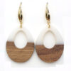 RVS oorbellen teardrop van epoxy en hout in wit goud