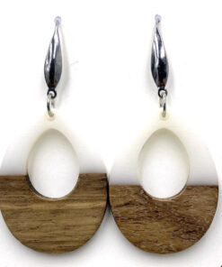 RVS oorbellen teardrop van epoxy en hout in wit zilver