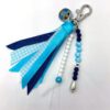 Blauw witte sleutelhanger met uiltje met lintjes en eigen naam
